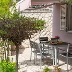Lila Apartman